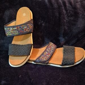 bernie mev. Black and Tan Sandals with Retro-Inspired Design